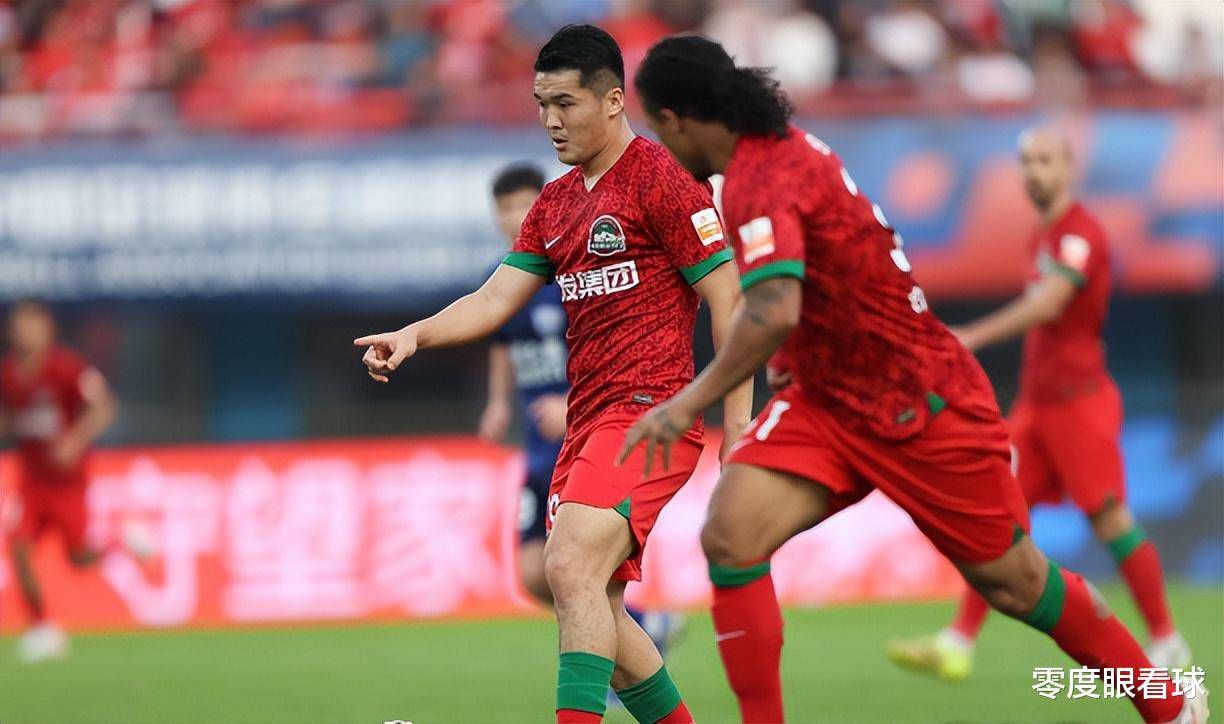 阿森纳1-1埃因霍温【比赛焦点瞬间】第6分钟，巴卡约科横传中路，佩皮跟进推射被拉姆斯代尔挡出，范安霍尔特跟进补射被萨利巴封堵出底线！
